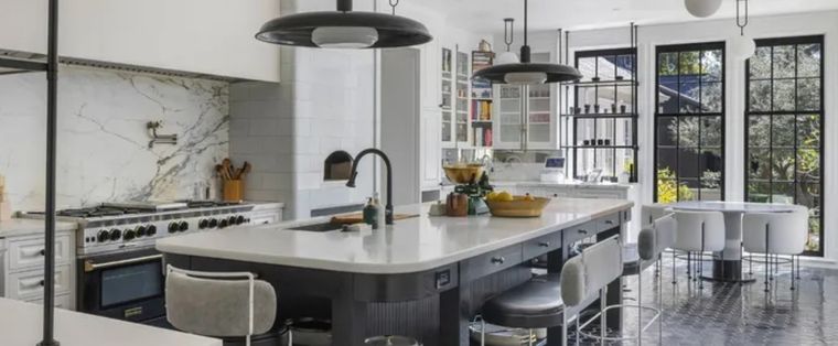 La elegante cocina de la mansión de la actriz es un espacio monocromático diseñado para cocinar. Foto: Anthony Barcelo