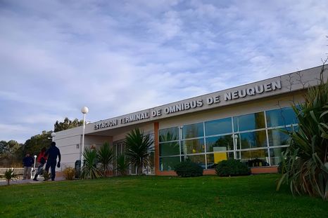 Una pasajera de 84 años que había viajado desde Río Cuarto se descompensó al bajar del micro en la terminal de Neuquén. Una pasajera de 84 años que había viajado desde Río Cuarto se descompensó al bajar del micro en la terminal de Neuquén.