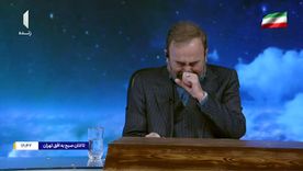 Un presentador de un medio estatal iraní lloró mientras anunciaba la muerte del líder supremo, el ayatolá Alí Jamenei.