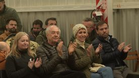 Funcionarios y un representante de la iglesia, en primera fila.&nbsp;