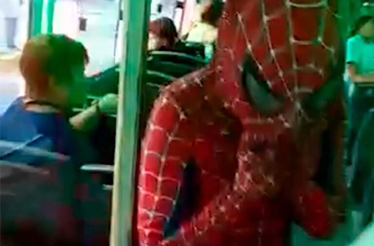 Spiderman tras ser alcanzado por el gas pimienta Foto: Gentileza TSN Necochea
