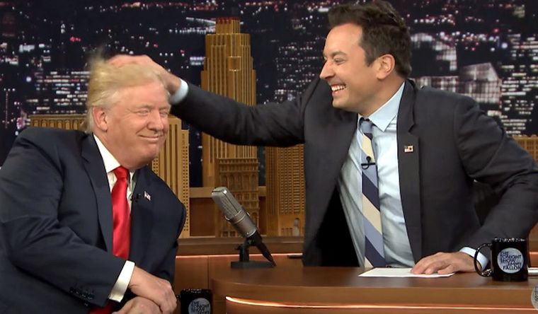 Donald Trump, en Estados Unidos, ha tenido idas y venidas con los medios; aquí, con Fallon. Foto DPA Donald Trump, en Estados Unidos, ha tenido idas y venidas con los medios; aquí, con Fallon. Foto DPA