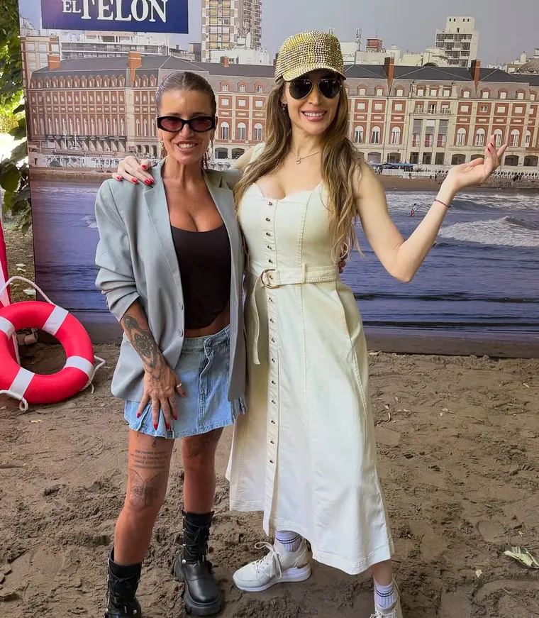 Denim, escote y borcegos. Denim, escote y borcegos.