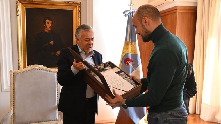 Un obsequio de Alfredo Cornejo a Abel Pintos. Un obsequio de Alfredo Cornejo a Abel Pintos.