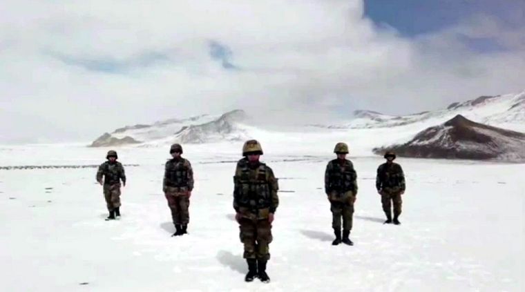 Los soldados danzarines de China. Foto: Mobile.