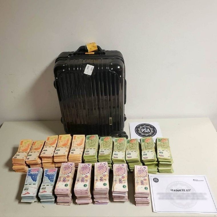 El dinero secuestrado por efectivos de la PSA. Foto: PSA