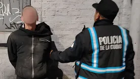 El boquetero intentó escapar tras arrojar las herramientas, pero fue reducido a los pocos metros. Foto: Policía de la Ciudad. El boquetero intentó escapar tras arrojar las herramientas, pero fue reducido a los pocos metros. Foto: Policía de la Ciudad.