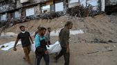 Gazatíes recuperan los cadáveres de sus familiares fallecidos durante la guerra. Gazatíes recuperan los cadáveres de sus familiares fallecidos durante la guerra.