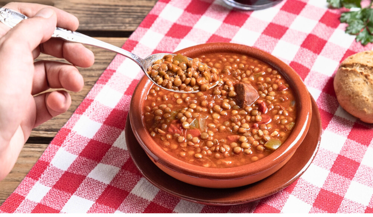 Sopa de lentejas con chorizo y verduras: nutrición en cada cucharada Foto: Shutterstock