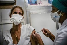 Miles de trabajadores de la salud cubanos recibirán la vacuna Soberana 02. Foto: REUTERS