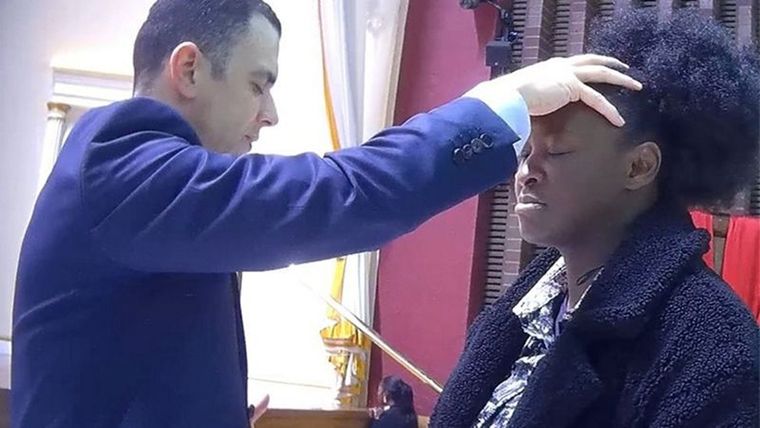 La periodista de la BBC Katie Mark participa en un servicio de la IURD con el pastor Miguel Conte