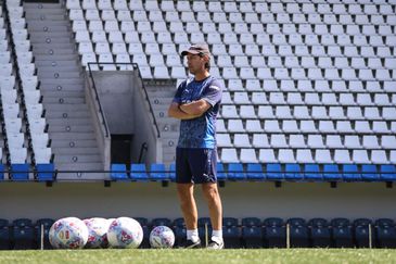 Dani Garnero, DT de Universidad Católica, tomaría una fuerte decisión pensando en el clásico con Colo Colo y que no ayudaría a Boca.