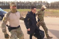 Trevor Reed escoltado en un avión fuera de Rusia este miércoles. Foto: REUTERS