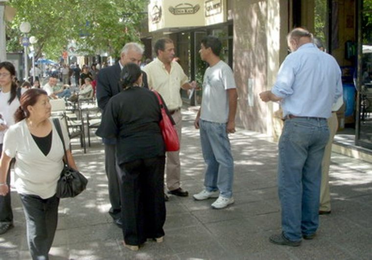 Leiva repartió panfletos y charló con los transeúntes. Foto: Mdz