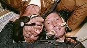 El astronauta estadounidense Donald K. Slayton y el cosmonauta soviético Aleksey A. Leonov en el módulo orbital Soyuz durante la misión de acoplamiento Apolo-Soyuz el 17 de julio de 1975.