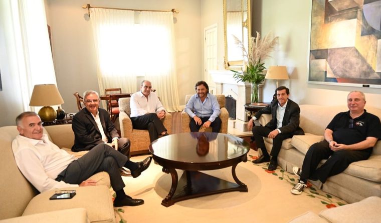 Guillermo Francos mantuvo un encuentro con los peronistas Gustavo Sáenz (Salta), Osvaldo Jaldo (Tucumán), Raúl Jalil (Catamarca), Hugo Passalacqua (Misiones) y el radical Carlos Sadir (Jujuy) Foto: Twitter Oficial Gustavo Sáenz