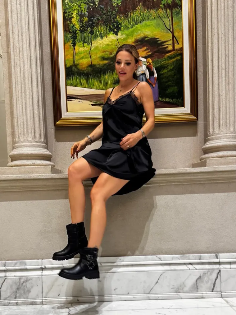 Vestido lencero, botas urbanas y accesorios sutiles. Vestido lencero, botas urbanas y accesorios sutiles.