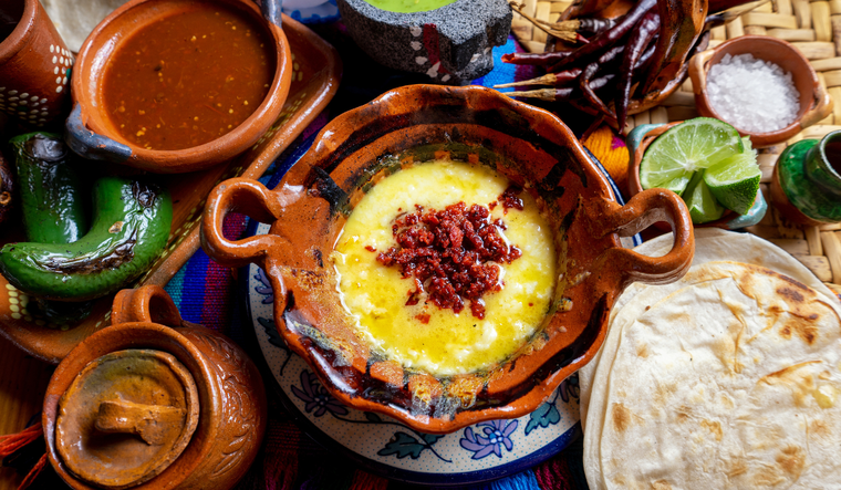 La receta puede adaptarse fácilmente sustituyendo el chorizo por champiñones, rajas o nopales, lo que demuestra que es una receta flexible, perfecta para quienes buscan alternativas más ligeras o vegetarianas. La receta puede adaptarse fácilmente sustituyendo el chorizo por champiñones, rajas o nopales, lo que demuestra que es una receta flexible, perfecta para quienes buscan alternativas más ligeras o vegetarianas.