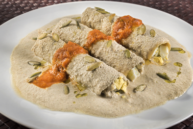 MDZol | Los papadzules tienen raíces mayas y se consideran un antecedente de las enchiladas, usando ingredientes locales como la pepita de calabaza mucho antes de la llegada de los españoles.