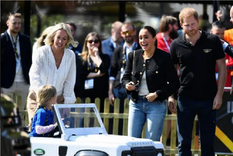 Meghan Markle, la duquesa de Sussex, eligió un jean recto de corte clásico que combinó con una chaqueta de tweed en los juegos Invictus en La Haya. Foto: Instagram