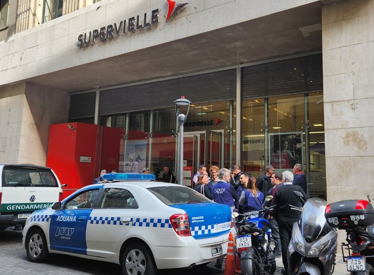 Ordenan allanamientos en 20 bancos por maniobras de empresas contra las reservas