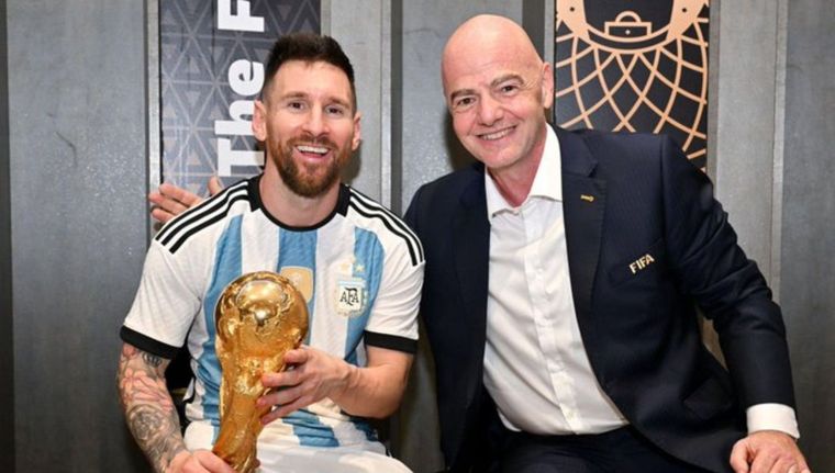 Messi e Infantino tras la consagración argentina en Qatar. Foto: EFE