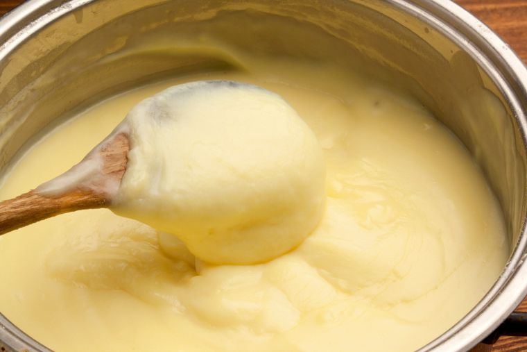 La receta de crema de limón se popularizó en la repostería europea y llegó a Argentina adaptándose al gusto casero. La receta de crema de limón se popularizó en la repostería europea y llegó a Argentina adaptándose al gusto casero.