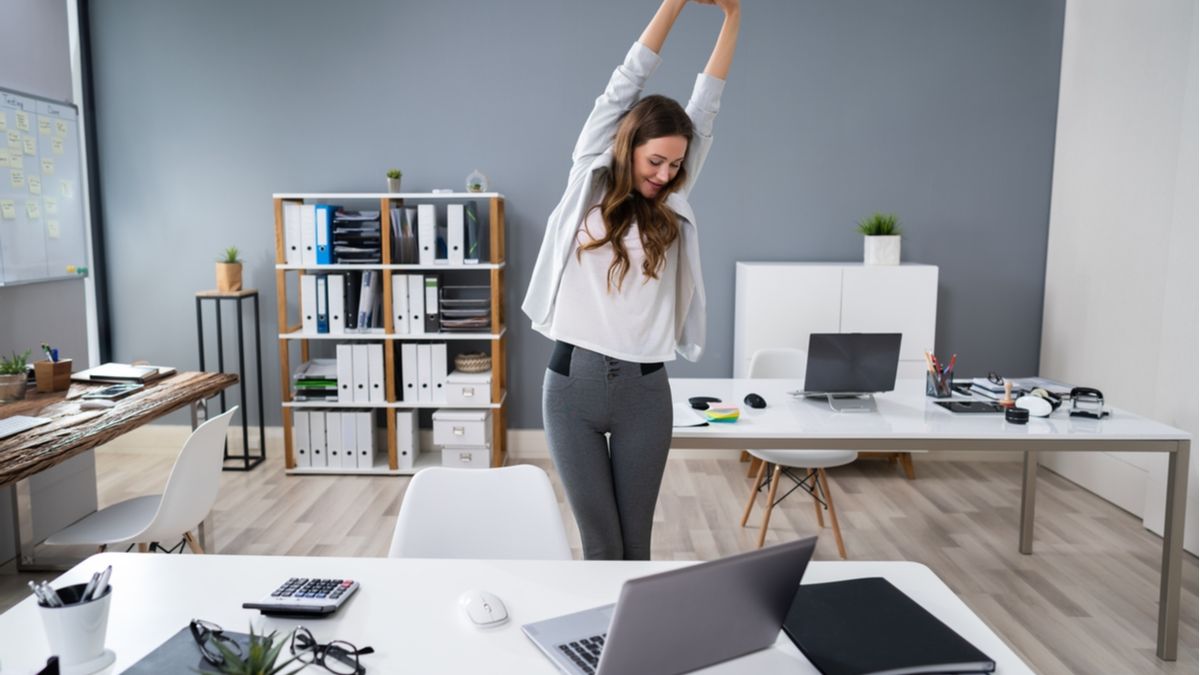 El ejercicio viral para quienes trabajan sentados: activa músculos, quema calorías y protege tu salud
