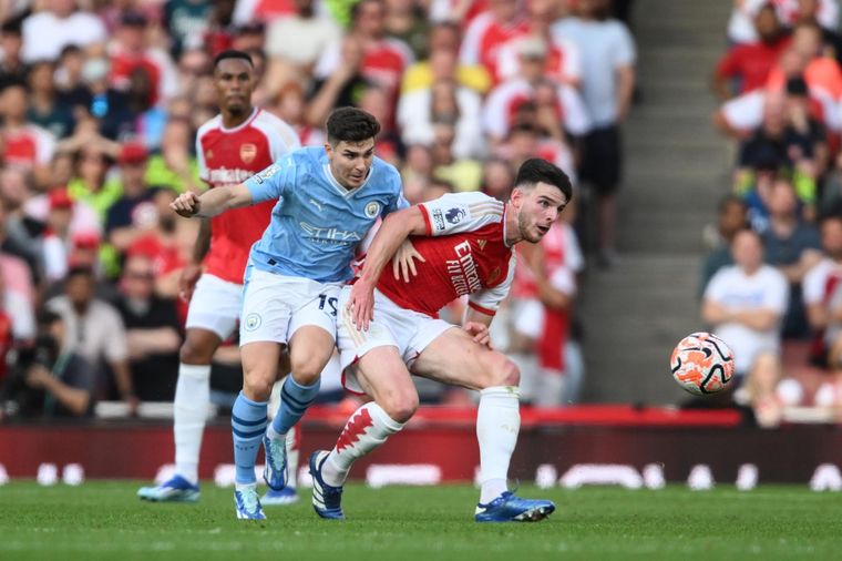 Arsenal y City juegan por la cima de la Premier. Foto: EFE