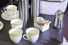 Todas las tazas de té tenían rastros de cianuro. Foto: REAL POLICÍA DE TAILANDIA