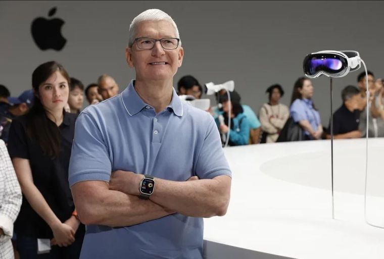Tim Cook deja el protagonismo en Apple, aunque continúa ligado a la empresa. Foto Efe