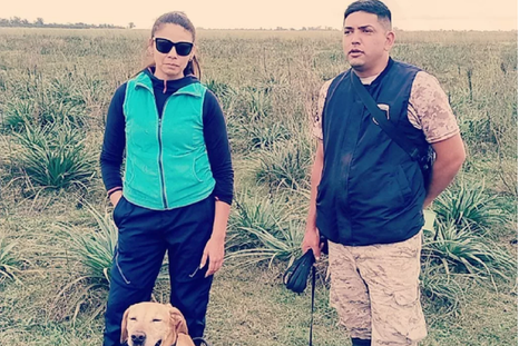 La perito con la Policía en Corrientes Foto: gentileza NDI