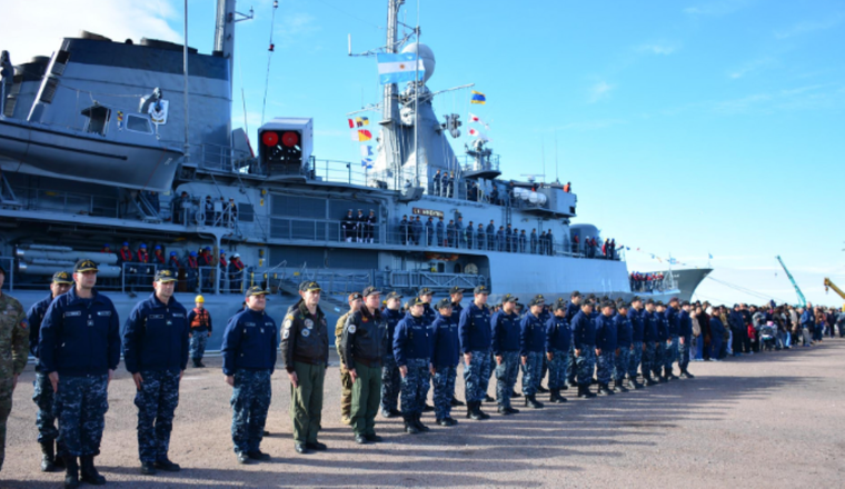 Además de la tripulación del buque, se desplegó personal en comisión, Infantes de Marina, aviadores navales e integrantes de las Fuerzas Especiales. Además de la tripulación del buque, se desplegó personal en comisión, Infantes de Marina, aviadores navales e integrantes de las Fuerzas Especiales.