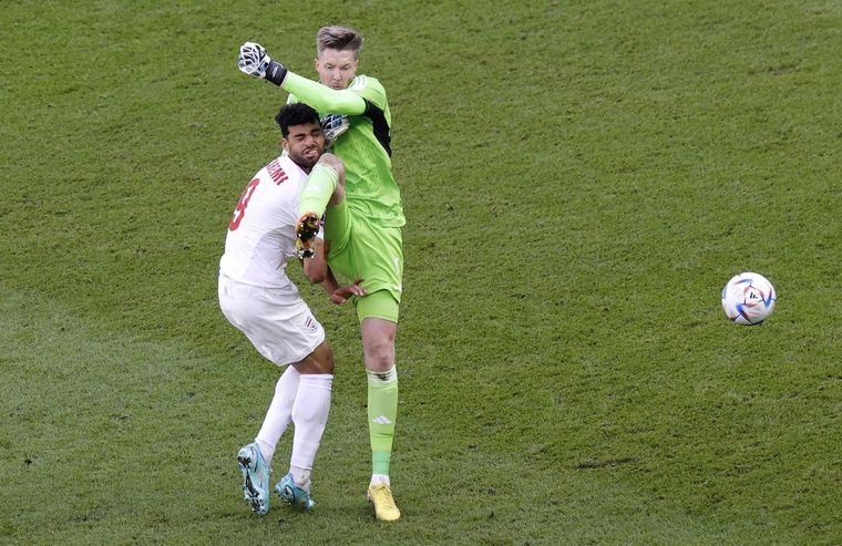 Wayne Hennesey le erró a la pelota e impactó de lleno con el rostro de Medhi Taremi. Foto: EFE