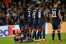 Messi no dudó en acostarse detrás de la barrera Foto: EFE