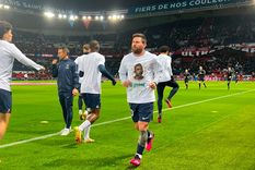 Lionel Messi - Pelé El argentino hizo la entrada en calor con una remera que dice eterno rey, en honor al fallecido exfutbolista.
