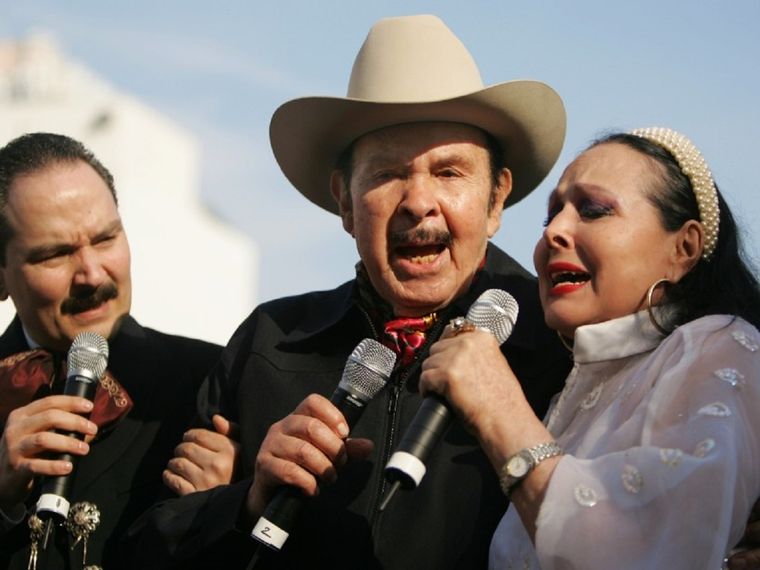 Antonio Aguilar y su esposa Flor Silvestre cantando con su hijo mayor.
