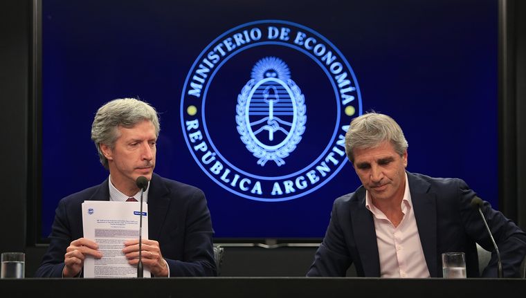 Santiago Bausili (BCRA) y el ministro de Economía Luis Caputo buscaron dar señales de confianza a los operadores financieros, despejando el escenario para los próximos meses. Foto: NA