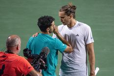 Un gesto que vale más que mil palabras Zverev se acercó a Francisco Cerúndolo antes del retiro y le dejó un mensaje clave. Un gesto que vale más que mil palabras Zverev se acercó a Francisco Cerúndolo antes del retiro y le dejó un mensaje clave.