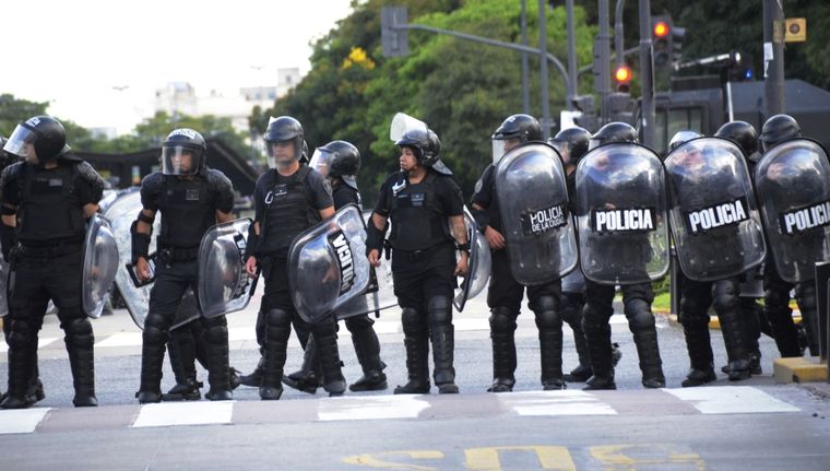 El Gobierno porteño apeló el fallo del juez Roberto Gallardo, que había impedido de participar al Ministerio de Seguridad de la Nación del operativo del miércoles por la marcha de jubilados escoltada por la CGT. Foto: Juan Mateo Aberastain Zubimendi / MDZ.