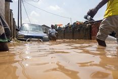 Residentes locales caminan por una calle inundada en Kinshasa, República Democrática del Congo. Foto: EFE Residentes locales caminan por una calle inundada en Kinshasa, República Democrática del Congo. Foto: EFE