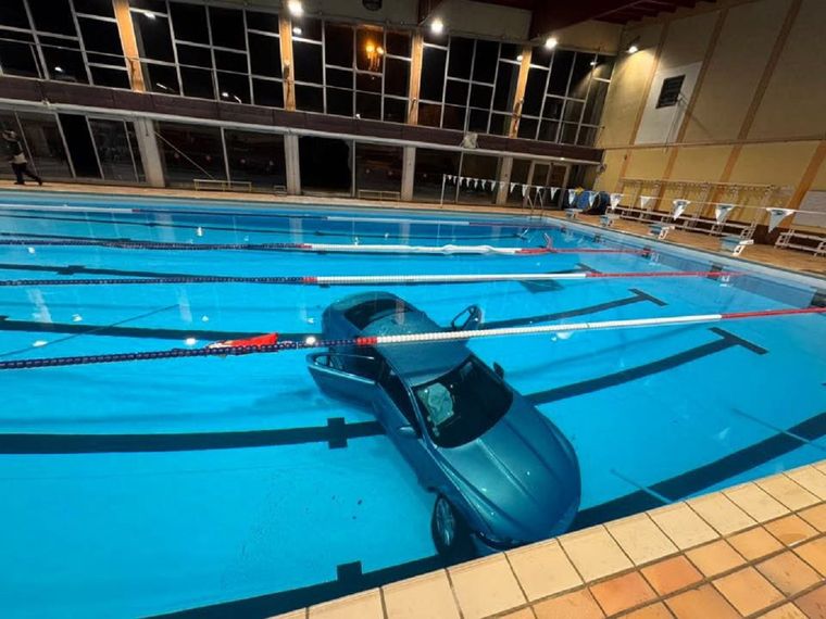 Un automóvil terminó dentro de una piscina municipal con una mujer y su hija a bordo al sur de Francia.