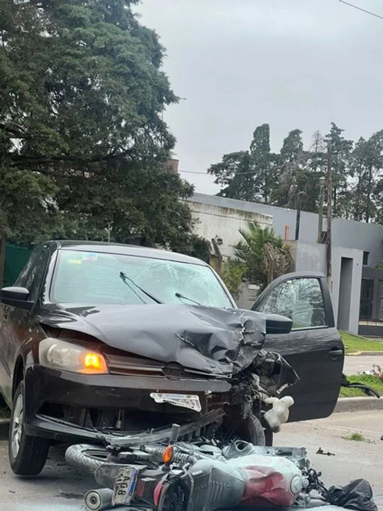 El motociclista chocó de frente contra un auto. Foto: NA