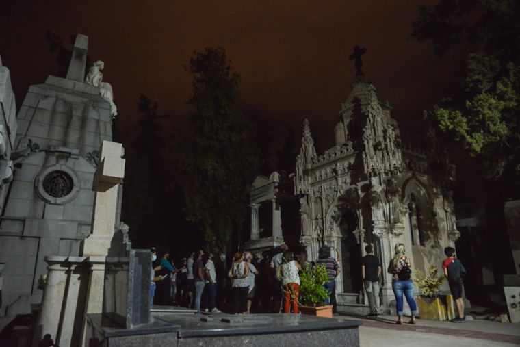 Las visitas nocturnas por el cementerio de la Ciudad atraen a mendocinos y turistas. &nbsp;