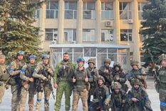Militares ucranianos frente a un edificio gubernamental en Lyman. Foto: REUTERS Militares ucranianos frente a un edificio gubernamental en Lyman. Foto: REUTERS