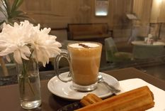 Churros con chocolate para celebrar la Independencia en uno de los bares secretos más lindos de la Ciudad de Buenos Aires