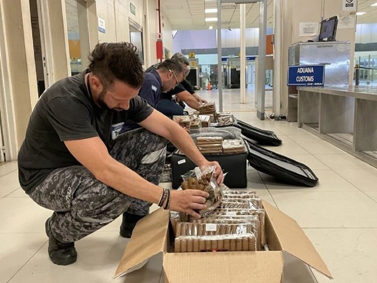 En el procedimiento realizado en Ezeiza trabajaron agentes de AFIP y de la unidad K-9 Foto: Noticias Argentinas