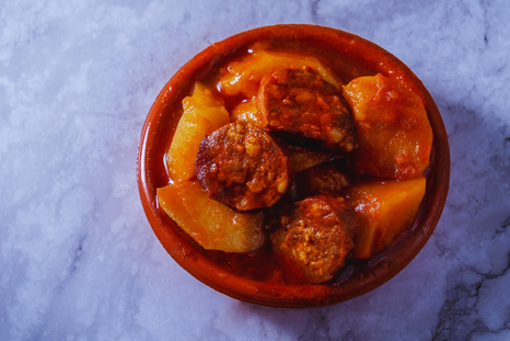 Esta receta era tradicionalmente preparada para dar energía a los trabajadores del campo en La Rioja gracias a su combinación de patatas y chorizo. Esta receta era tradicionalmente preparada para dar energía a los trabajadores del campo en La Rioja gracias a su combinación de patatas y chorizo.
