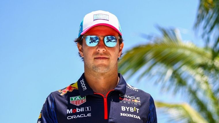 Checo Pérez seguirá hasta el 2026 ligado a Red Bull. Foto: @redbullracing