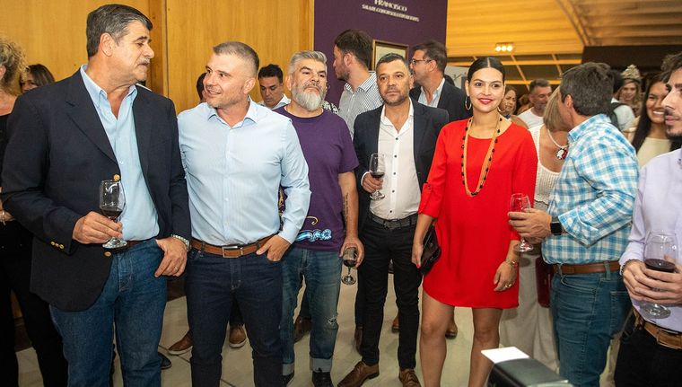 Los intendentes Mario Abed, Diego Costarerelli y Flor Destéfanis junto a otros funcionarios. Foto: Santiago Tagua/MDZ